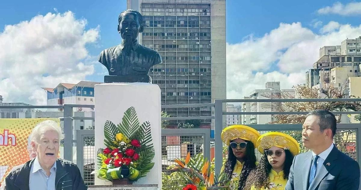 La Maison d'Amitié Venezuela-Vietnam (CAVV) a collaboré avec l'Ambassade du Vietnam au Venezuela pour organiser une cérémonie solennelle de dépôt de gerbes en hommage au Président Hô Chi Minh, sur l'avenue Bolívar dans la capitale Caracas. La Maison d'Amitié Venezuela-Vietnam (CAVV) a collaboré avec l'Ambassade du Vietnam au Venezuela pour organiser une cérémonie solennelle de dépôt de gerbes en hommage au Président Hô Chi Minh, sur l'avenue Bolívar dans la capitale Caracas.