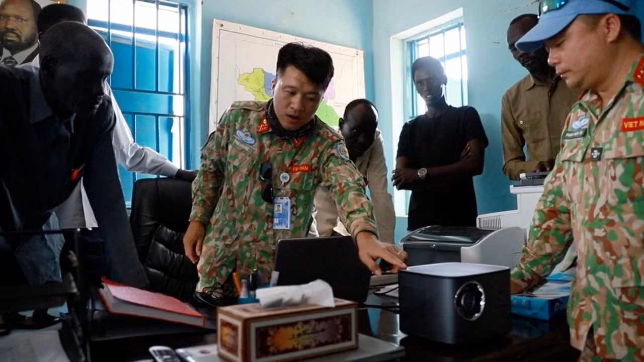 Le personnel du génie militaire n° 3 explique l'installation et l'utilisation du matériel de bureau offert au personnel du ministère de l'Éducation d'Abyei.