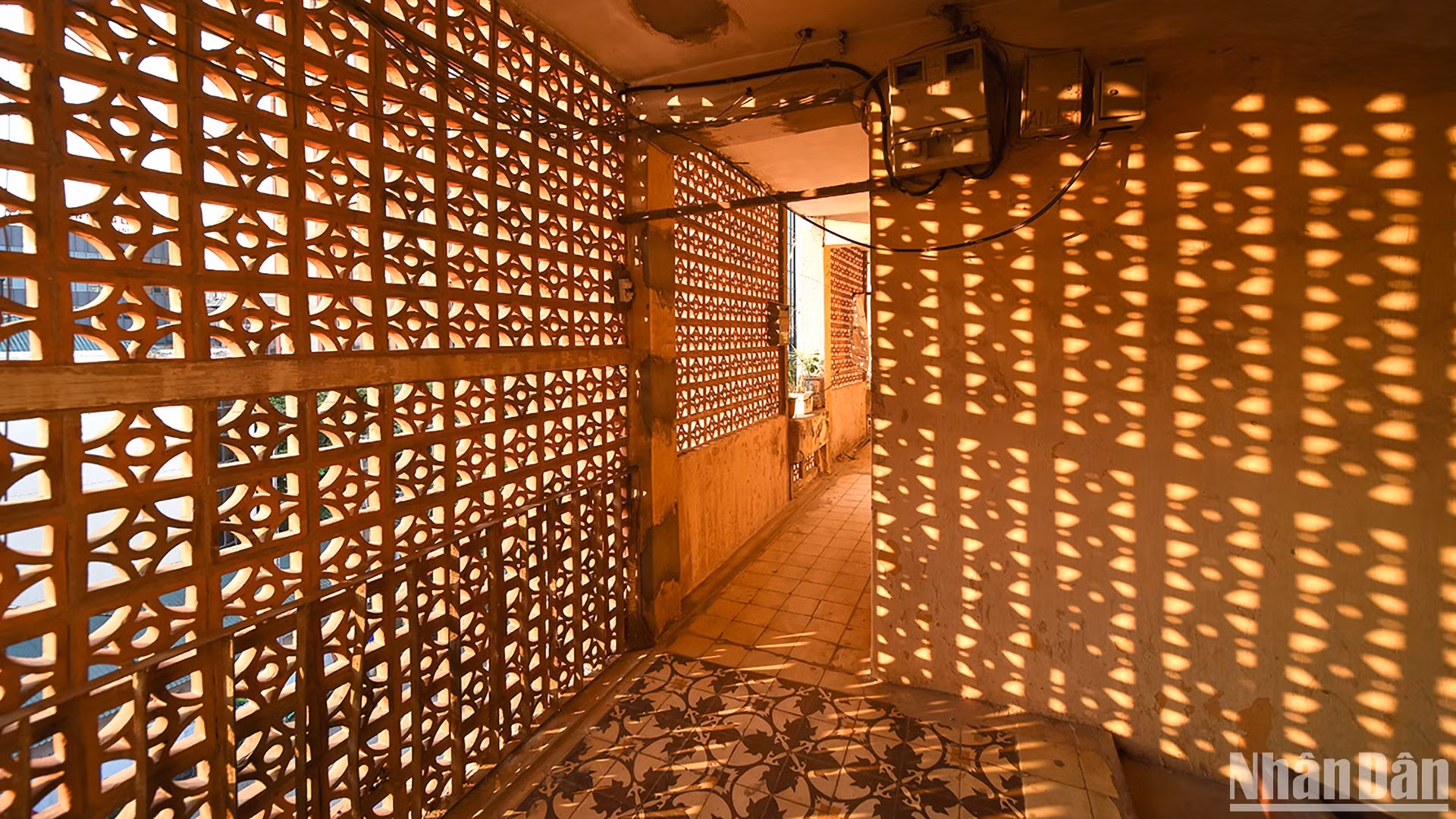 Lumière dorée sur les marches usées : l'escalier des immeubles collectifs d'Hanoi nous raconte le temps qui passe