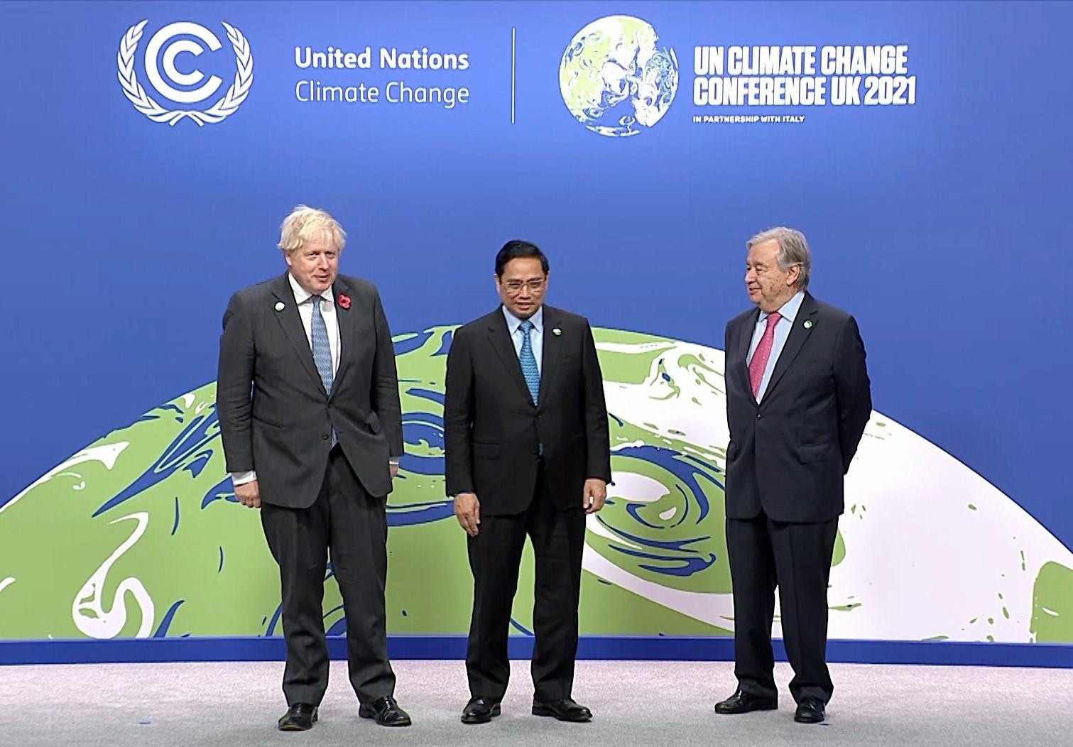Le Premier ministre vietnamien Pham Minh Chinh est accueilli par le Premier ministre britannique Boris Johnson (à gauche) et le Secrétaire général de l'ONU António Guterres, lors de l'ouverture du sommet de l'ONU sur le climat à Glasgow, en Écosse. Photo : VNA/VNS.