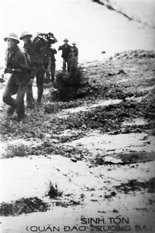 Forces spéciales navales du commando 126 libérant l'île de Sinh Tồn dans l'archipel de Trường Sa, le 27 avril 1975. Photo d'archives : VNA.