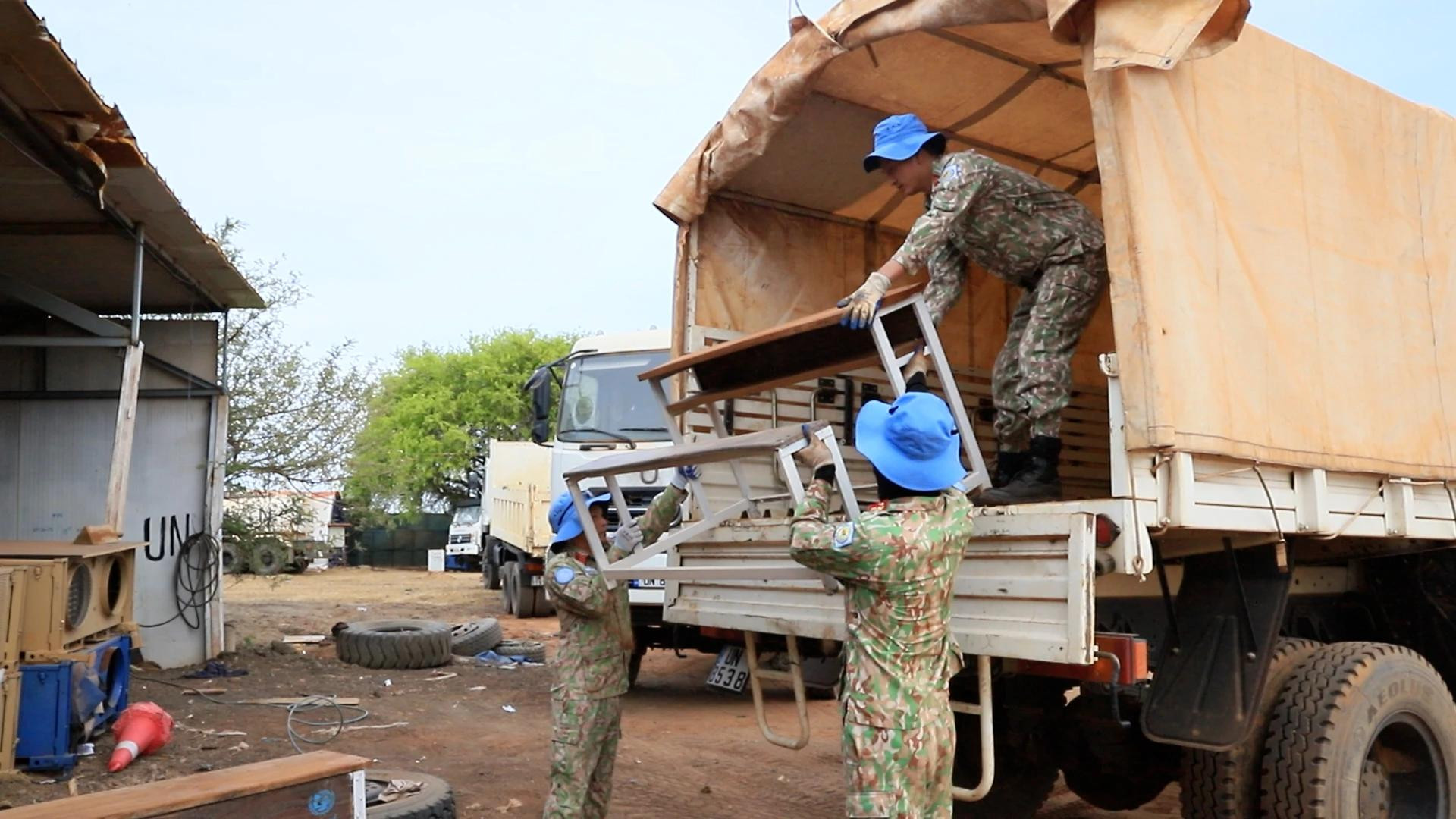 Le personnel de la 2e sous-unité de construction du génie militaire n° 3 charge et transporte les tables-bancs finis pour les offrir.