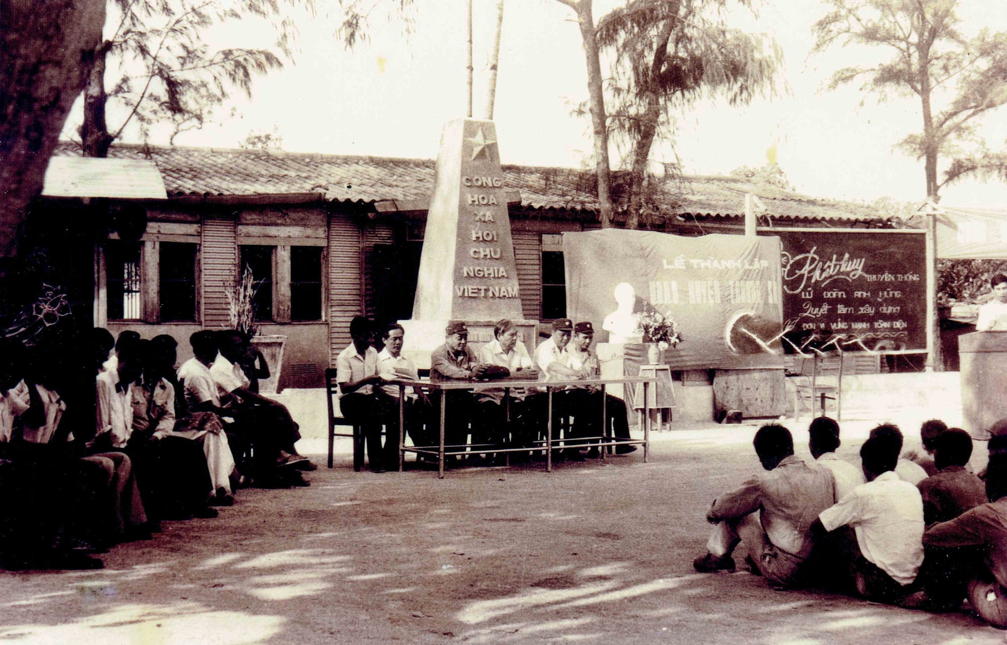 Cérémonie de création du Comité populaire du district de Trường Sa. Photo d'archives : VNA. Cérémonie de création du Comité populaire du district de Trường Sa. Photo d'archives : VNA.