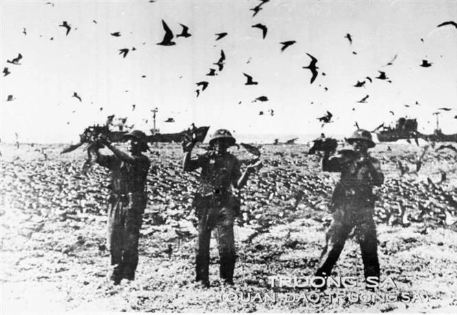 Soldats des forces spéciales navales du commando 126 sur l'île de Trường Sa libérée, le 29 avril 1975. Photo d'archives : VNA. Soldats des forces spéciales navales du commando 126 sur l'île de Trường Sa libérée, le 29 avril 1975. Photo d'archives : VNA.