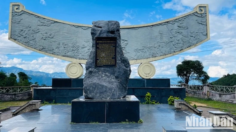 Site historique de la fondation de l'équipe de guérilla de Khau Pha. Photo : THANH SON. Site historique de la fondation de l'équipe de guérilla de Khau Pha. Photo : THANH SON.