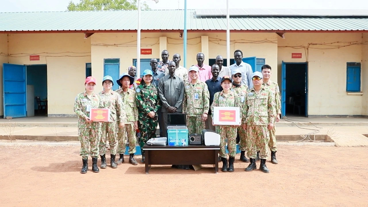 Les dirigeants du ministère de l'Éducation reçoivent les dons des officiers et du personnel du génie militaire n° 3.