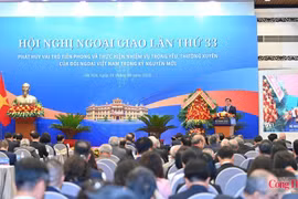 Le vice-ministre de l'Industrie et du Commerce Nguyen Sinh Nhat Tan s'exprime à la 33e Conférence diplomatique. Photo : ministère de l'Industrie et du Commerce.