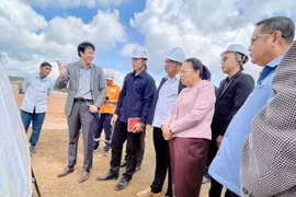 La vice-présidente de l’Assemblée nationale, du Laos, Sounthone Xayachak, sur le chantier du projet de complexe minier de bauxite et de traitement d’alumine de Dakcheung. Photo : VNA.