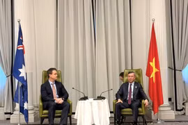 Le ministre des Finances, Ngo Van Tuan, a tenu une réunion de travail avec les dirigeants de l'université RMIT, notamment le professeur Alec Cameron, vice-président et président de l'université. Photo : tapchikinhtetaichinh.