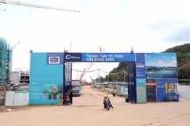 Au sein du complexe comprenant le Centre de conférences, le Centre d’expositions et le Théâtre polyvalent de l’APEC, qui s’étend sur près de 16 hectares, des milliers d’ingénieurs et d’ouvriers travaillent sans relâche. Ce projet phare de l’APEC 2027 à Phu Quoc représente un investissement d’environ 21.860 milliards de dôngs. Il comprend un Centre de conférences et d’expositions de 6.500 places, un Théâtre polyvalent de 4.000 places ainsi qu’un Parc de l’APEC.