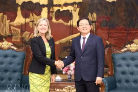 Le vice-Premier ministre Ho Quoc Dung et Mariam Sherman, directrice nationale de la BM pour le Vietnam, le Cambodge et le Laos. Photo : VNA.