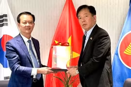 L’ambassadeur Vu Ho (à droite) et le vice-président permanent du Comité populaire de la province de Ha Tinh, Tran Bau Ha.
