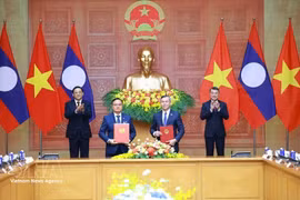Les deux ministres des Finances du Vietnam et du Laos procèdent, le 7 juin à Hanoi, à l’échange officiel de leur accord de coopération pour la période 2026-2030, en présence des Premiers ministres des deux pays. Photo: VNA.