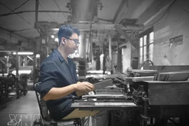 Le village de la soie de Van Phuc applique les technologies et la transformation numérique à sa production. Photo : Bnews/VNA.