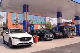 Des voitures font le plein dans une station-service du quartier de Thanh Sen, province de Hà Tinh. Photo : VNA.