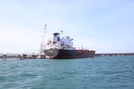 Le navire Au Lac Eagle est venu réceptionner une cargaison d’essence E10 RON95 au terminal Jetty de la raffinerie de Dung Quat. Photo : https://nangluongvietnam.vn