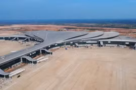 Les travaux de l'aire de stationnement des aéronefs et de la structure principale du terminal passagers de l'aéroport international de Long Thanh sont quasiment achevés. Photo : VNA.