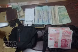 Le poste de garde-frontière international de Lao Cai a détecté et saisi de nombreuses tentatives de contrebande de devises étrangères au point de passage frontalier terrestre international de Lao Cai. Photo : VNA.