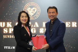 Mme Nguyen Thi Li Le, présidente de la VBUK, et Nguyen Thanh Vinh, président de la VBAB, ont signé un protocole d'accord visant à renforcer la coopération entre les deux associations. Photo : VNA