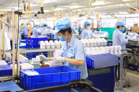 Production de composants électroniques à l'usine de Rhythm Precision Vietnam Co., Ltd., située dans la zone industrielle de Noi Bai. Photo : Quang Thai.