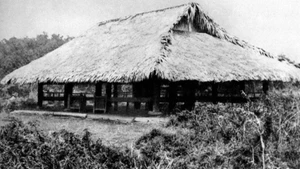 Tan Trao (district de Son Duong, province de Tuyen Quang) – La maison communautaire de Tan Trao, haut lieu de l’histoire révolutionnaire vietnamienne, a accueilli le 16 août 1945 le Congrès national convoqué par le Viet Minh. Réunis en session, les délégués ont adopté les « Dix grandes politiques du Viet Minh », proclamé l’« Ordre d’insurrection générale », fixé le drapeau et l’hymne nationaux, et institué le Comité central de libération nationale, véritable gouvernement provisoire présidé par Ho Chi Minh. Photo : archives de VNA.