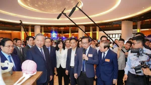 Le secrétaire général du Parti communiste du Vietnam, To Lam, visite le stand du système de santé Vinmec lors de l’exposition.