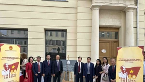 Cérémonie de réinstallation de la plaque commémorative dédiée au Président Ho Chi Minh sur la Place du journal La Marseillaise. Photo ; VNA. 