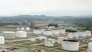 D’ici la fin mars, la raffinerie de Dung Quât devrait recevoir de l’éthanol carburant de Central Biofuels JSC (BSR-BF) pour son incorporation dans l’essence E10 RON95, ce qui augmentera encore la production nationale. Photo : VNA. 