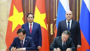 Le Premier ministre Pham Minh Chinh et son homologue russe Mikhail Mishustin assistent à la cérémonie de signature de l'Accord de coopération pour la construction d'une centrale nucléaire sur le territoire vietnamien. Photo : VNA. 