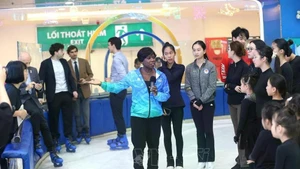 La légende française du patinage artistique Surya Bonaly échange avec de jeunes patineurs vietnamiens. Photo : VNA. 
