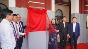 Le Comité populaire de la ville de Hue et la Société nationale des chemins de fer du Vietnam ont dévoilé le 26 mars la nouvelle interface du train «Voyage de connexion des patrimoines du Centre». Photo : VNA. 