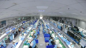 Chaîne de production électronique au sein de la société Suntech. Photo : VNA. 