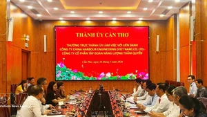 Séance de travail entre les autorités de Can Tho et les représentants du consortium formé par la société China Harbour Engineering (Vietnam) et la société par actions Shenzhen Energy Group. Photo: VNA 