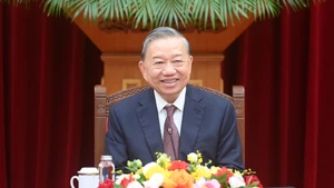 Le secrétaire général du Comité central du Parti, To Lam, a reçu une délégation composée de dirigeants de plus de 40 groupes et entreprises internationales de premier plan, membres du Conseil d’affaires d’Asie. Photo : NDEL 