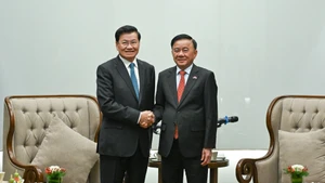 Tran Cam Tu, permanent du Secrétariat du Comité central du PCV, et Thongloun Sisoulith, secrétaire général du PPRL et président du Laos. (Photo : DUY LINH)