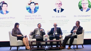 Les intervenants partagent des informations lors de l'événement.