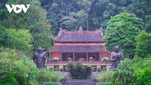 Dia Tang Phi Lai tu s’étend au sein du massif de Phi Lai, adossée à la montagne et flanquée à gauche d’un « dragon vert » (side gauche) et à droite d’un « tigre blanc » (side droite), selon le Feng Shui oriental.