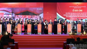 [EN IMAGES] Le Premier ministre assiste à la cérémonie de pose de la première pierre d’écoles spécialisées à Thai Nguyen