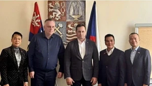 Pham Gia Hau, vice-président de l’Union des associations vietnamiennes en République tchèque et président de l’Association vietnamienne de la culture et des arts en République tchèque (à l’extrême gauche), aux côtés des dirigeants de la province de Karlovy Vary et des représentants de la ville de Karlovy Vary. Photo : baoquocte.