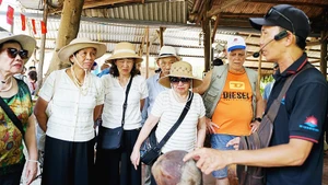 Les villages d’artisanat, les produits locaux et l’écosystème économique rural sont de plus en plus associés au tourisme et à la culture. Photo : Nam Hai.