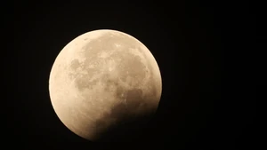 Le phénomène a coïncidé avec la proximité de la Lune à son périgée, lui donnant une apparence plus grande et plus lumineuse que d’habitude.