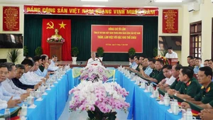 Le secrétaire général du Parti et secrétaire de la Commission militaire centrale, To Lam lors de la visite de travail dans la zone spéciale de Tho Chau. Photo : VNA 