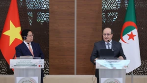 Le Premier ministre vietnamien Pham Minh Chinh (à gauche) et son homologue algérien Sifi Ghrieb lors de la conférence de presse conjointe, à Alger, le 19 novembre. Photo : VGP