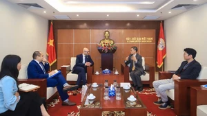 L’Association des juristes du Vietnam en réunion avec le secrétaire général de la Cour permanente d’arbitrage. Photo : Association des juristes du Vietnam.