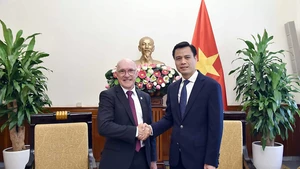 Le vice-ministre vietnamien des affaires étrangères, Dang Hoang Giang, reçoit Robert Floyd, secrétaire exécutif de l’Organisation du traité d’interdiction complète des essais nucléaires (CTBTO). Photo : Quang Hoa 