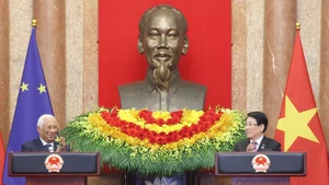 Le président vietnamien Luong Cuong (droite) et le président du Conseil européen António Costa informent des résultats de leur entretien. Photo : VNA.