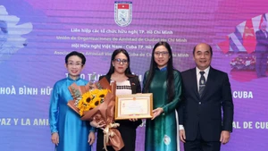 Remise de l’insigne « Pour la paix et l’amitié entre les peuples » à Ariadne Feo Labrada, en reconnaissance de ses contributions au renforcement des liens d’amitié et de solidarité entre les peuples vietnamien et cubain. Photo : VNA.
