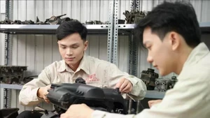 Des étudiants du Collège Viet My de Hanoï s’exercent à l’atelier automobile de l’établissement. Photo : VNA