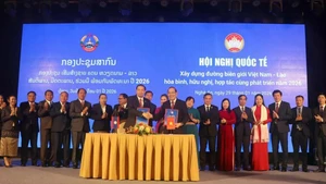 Signature de la communiqué commune de conférence internationale sur la construction d’une frontière Vietnam–Laos de paix, d’amitié et de coopération pour le développement en 2026. Photo : VNA.