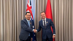 Le directeur général de l’Administration nationale du tourisme du Vietnam, Nguyen Trung Khanh, et Michael Helleman, chef du Bureau du tourisme et de l’économie touristique (Commission australienne du commerce et de l’investissement – Austrade).